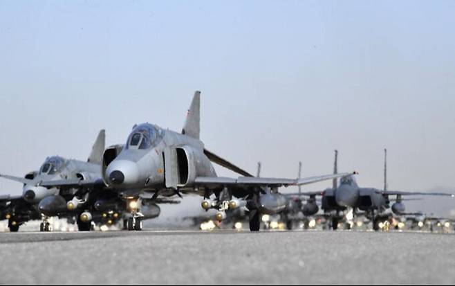 8일 공군수원기지에서 ‘엘리펀트 워크’ 훈련을 하는 모습. 오는 6월 퇴역하는 F-4 팬텀 전투기의&nbsp;노고를 기리는 뜻에서 팬텀 8대가 대열의 선두에 서고 이어&nbsp;F-15,&nbsp;F-16,&nbsp;FA-50,&nbsp;F-35 등 ‘후배’ 전투기들이 뒤따랐다. 공군 제공