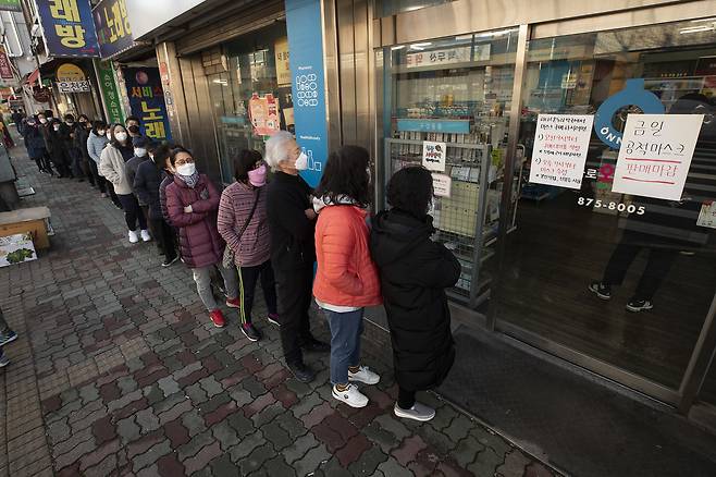 공적 마스크 5부제가 실시되던 2020년 3월11일 서울 관악구 한 약국 앞에 시민들이 줄을 서서 대기하고 있다. ⓒ시사IN 이명익