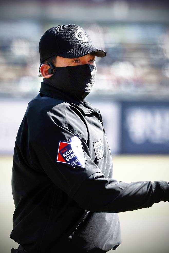 박종철 KBO 심판위원이 9일 수원 KT 위즈파크에서 펼쳐진 2024 신한은행 SOL Bank KBO 리그 시범경기 KT 위즈와 LG 트윈스의 경기에서 ABS(자동투구판정시스템) 이어폰을 착용한 채 경기에 나서고 있다.