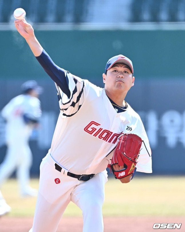 롯데 나균안이 9일 부산 사직야구장에서 열린 SSG 랜더스와 2024 신한 SOL Bank KBO 리그 시범경기 개막전에서 투구하고 있다.