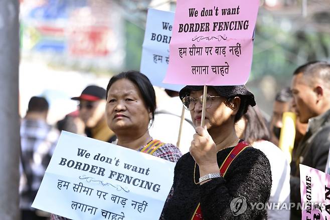 인도 국경 울타리 반대 시위 인도 정부가 미얀마 국경 지역에서 주민들의 자유 이동 정책이 폐지되고 국경에 철조망을 설치하기로 하자 지난달 21일 인도 북동부 미조람주에서 시민들이 반대 시위를 벌이고 있다.
[AP 연합뉴스 자료사진. 재판매 및 DB 금지]