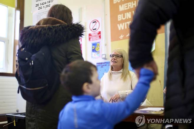 아일랜드 국민투표 현장 (더블린 EPA=연합뉴스) 8일(현지시간) 아일랜드에서는 가족의 정의와 여성의 권리에 관한 헌법 개정안 2건에 관한 국민투표가 실시됐다. 한 여성이 투표소에 들어서는 모습. 2024.3.9 photo@yna.co.kr