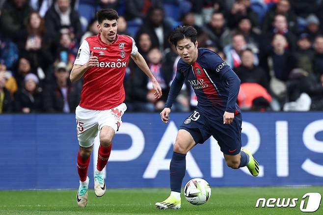 PSG 이강인이 한글 유니폼을 입고 풀타임을 소화했다. ⓒ AFP=뉴스1