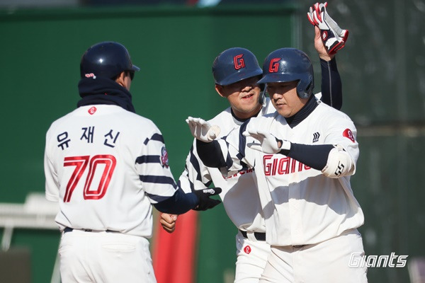 롯데 정훈이 10일 사직 SSG전서 만루 홈런을 친 뒤 동료들의 환영을 받고 있다. 사진┃롯데 자이언츠