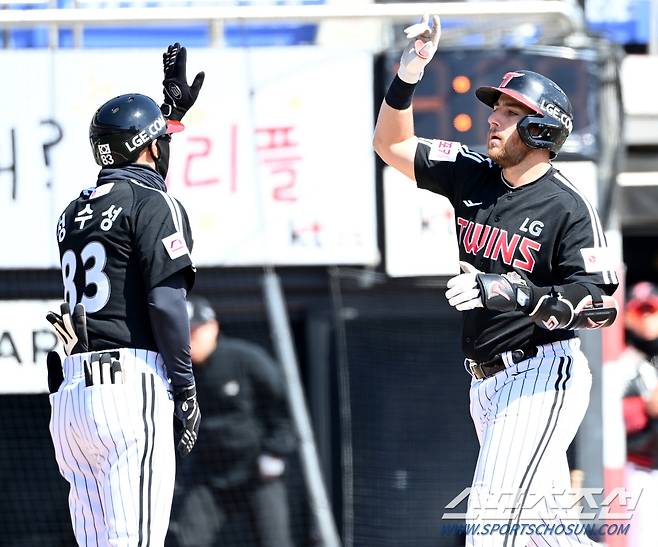 9일 수원KT위즈파크에서 열린 KBO 리그 LG와 KT의 시범경기, 2회초 LG 오스틴이 선제 솔로홈런을 치고 기쁨을 나누고 있다. 수원=허상욱 기자wook@sportschosun.com/2024.03.09/