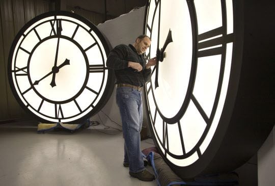 미국 매사추세츠의 한 시계공장에서 서머타임 실시에 맞춰 시간을 조정하고 있는 모습./조선DB