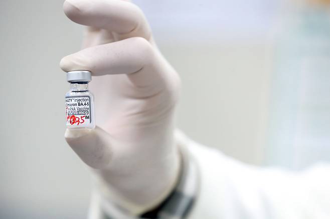 서울 종로구보건소에서 의료진이 신종 코로나바이러스 감염증(코로나19) 화이자 백신 접종을 준비하고 있다./뉴스1