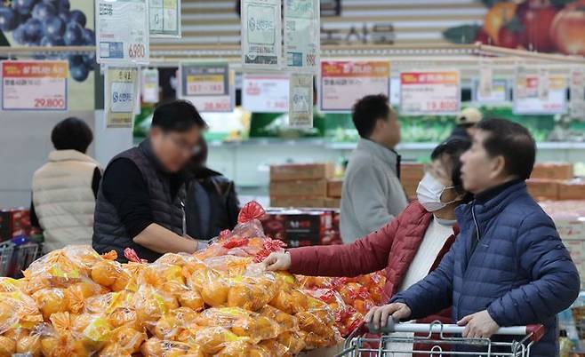 서울 시내 대형마트에서 고객들이 가격표를 보고있는 모습.ⓒ뉴시스