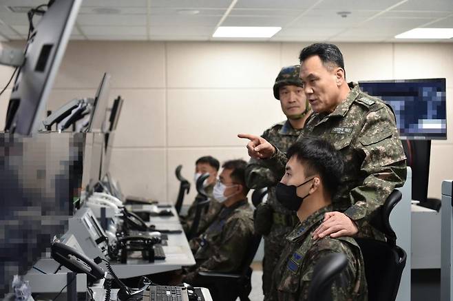 김명수 합참의장이 10일 제2KAMD작전센터에서 대탄도탄작전태세를 점검하고 있다. 사진=합참 제공