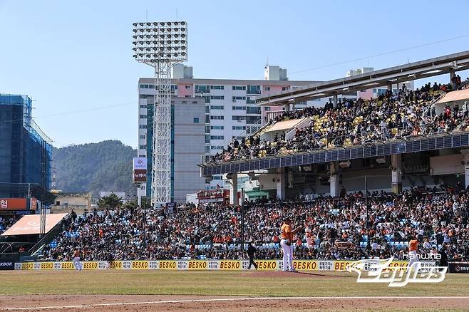 구름 관중이 몰린 9일 대전 한화생명이글스파크. 한화 이글스 제공