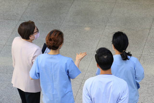 8일 서울 시내 한 대학병원에서 간호사 등 의료진이 이동하고 있다. 연합뉴스