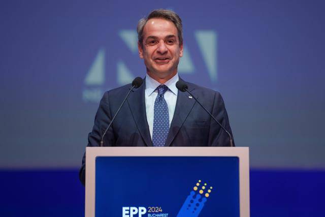 키리아코스 미초타키스 그리스 총리가 7일 루마니아 부쿠레슈티에서 열린 유럽인민당 총회에서 연설하고 있다. 부쿠레슈티=AP 연합뉴스