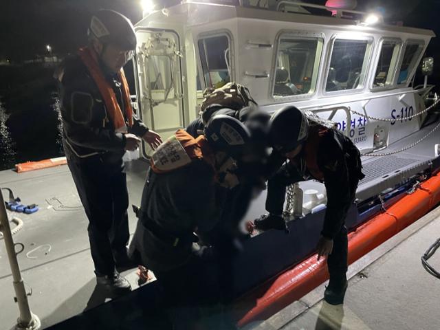 해경이 10일 오후 전남 여수시 삼산면 소거문도 인근에서 좌초한 낚시 어선에서 승객들을 구조하고 있다. 여수해경 제공