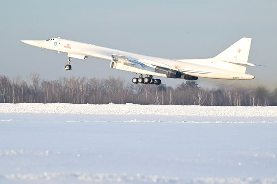 지난달 22일 러시아 카잔에서 Tu-160M 전략폭격기가 이륙하고 있다. 블라디미르 푸틴 러시아 대통령이 폭격기에 탑승하고 있었다. 로이터=연합뉴스