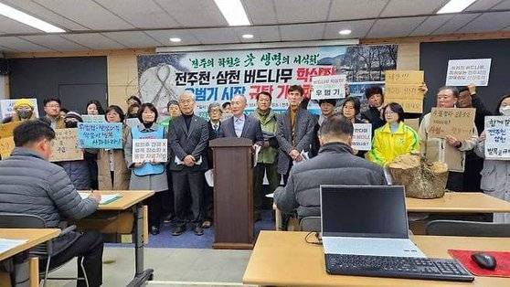 전북환경운동연합·전북녹색연합 등은 지난 4일 전주시청에서 기자회견을 열고 "버드나무 숲은 경관 명소이자 새들의 먹이터와 은신처"라며 전주시에 벌목 중단과 함께 공개 사과를 요구하고 있다. 사진 전북환경운동연합