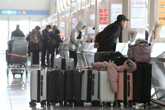 인천국제공항 출국장 여행사 카운터 앞에 여행객들의 캐리어가 놓여져 있다. 사진=뉴스1