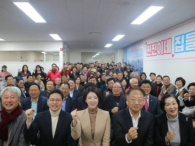 고동진 후보가 배 의원을 응원하고 있다