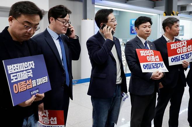 홍익표 더불어민주당 원내대표와 정일영 의원 등 당직자들이 10일 오후 인천국제공항 제2터미널에서 해병대 수사 외압 의혹을 받고 있는 이종섭 주호주대사 내정자가 비행기에 탑승한 사실을 휴대전화로 전달받고 있다. 사진=뉴스1