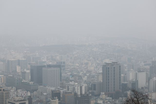 미세먼지 농도가 '나쁨'을 보인 3일 오후 서울 시내가 먼지에 뒤덮여있다. 연합뉴스