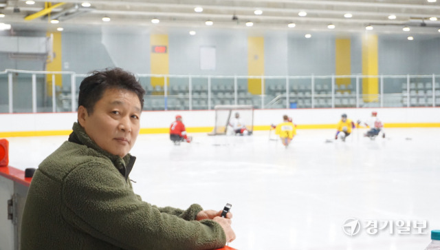 지난달 열린 ‘제21회 전국장애인동계체육대회’에서 팀을 준우승으로 이끈 고양아이스워리어스의 사성근 감독이 고양어울림누리 빙상장에서 선수들을 지도하고 있다. 신진욱기자