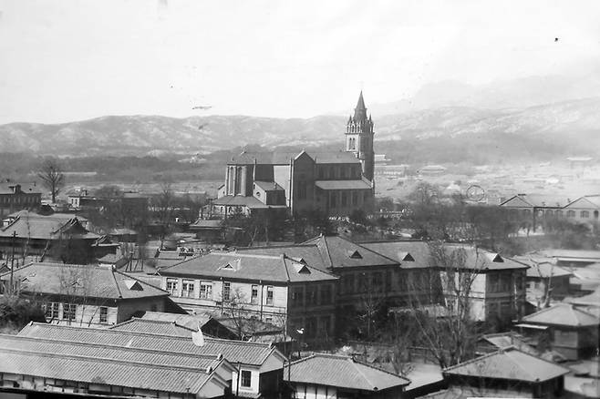 명동성당 모습(19세기말~20세기초) 명동성당은 우뚝 솟은 언덕에 위치해 건립당시부터 명동의 명소였다. 진고개(종현)에 세워져 종현성당으로도 불렸다. [광주시립민속박물관]