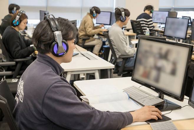 2023년 하반기 공채 온라인 삼성직무적성검사(GSAT)를 앞두고 감독관이 응시자 대상 예비소집을 진행하는 모습. 삼성전자를 비롯한 삼성 계열사 19곳이 11일부터 상반기 채용 접수를 시작한다/사진제공=삼성전자