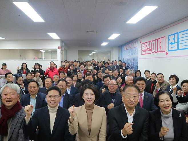 배현진 국민의힘 의원이 10일 서울 송파구 잠실3동에서 선거사무소 개소식 및 선거대책위원회 위촉식을 열었다./사진제공=배현진 국민의힘 의원실