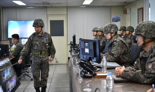 김명수(오른쪽 2번째) 합참의장이 10일 공군 공중전투사령부 전투지휘소를 방문해 적 공중도발 위협과 대비계획에 대해 브리핑을 받고 있다. 합참 제공