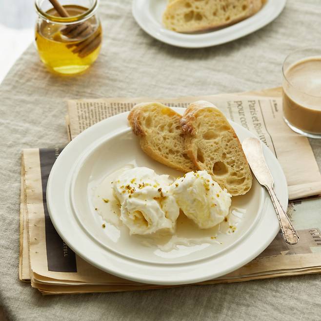 튀르키예 전통 유크림인 카이막은 우유의 지방을 응축시켜 만든다. [우리의식탁 제공]