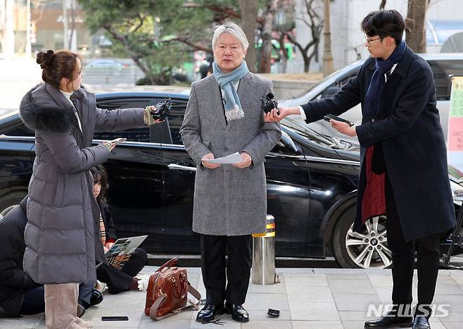 [서울=뉴시스] 조성우 기자 = 전공의 집단사직에 관여했다는 혐의를 받는 노환규 전 대한의사협회장이 지난 9일 오전 서울 마포구 서울경찰청 광역수사단에 출석하기 전 입장을 밝히고 있다. 2024.03.09. xconfind@newsis.com