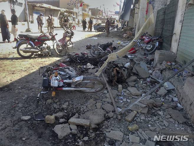 [킬라사이풀라=AP/뉴시스]7일(현지시간) 파키스탄 발루치스탄주 킬라사이풀라 지역에서 보안 관리들이 폭탄이 폭발한 현장을 조사하고 있다. 총선을 하루 앞두고 파키스탄 남서부에서 한 정당과 무소속 후보의 선거사무소에서 두 차례 폭탄 테러가 발생해 최소 30명이 사망하고 24명 이상이 부상을 입었다고 현지 관리들이 말했다. 2024.02.08