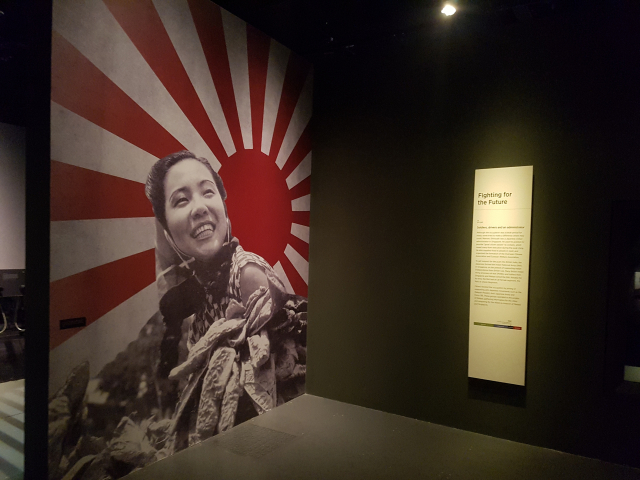 ▲싱가포르 점령기 일본의 선전포스터-이미지와 달리 싱가포르에서는 학살이 자행됐다 - 싱가포르 국립박물관 ⓒ박흥수