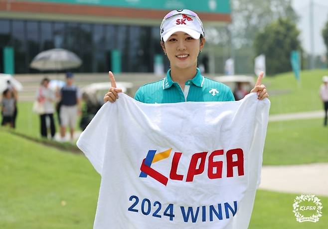 김재희가 10일 싱가포르 타나메라GC에서 열린 2024 한국여자프로골프(KLPGA) 투어 개막전 하나금융그룹 싱가포르여자오픈 최종라운드에서 3타차 역전으로 생애 첫 우승을 차지한 뒤 기념촬영 하고 있다. ｜KLPGA 제공