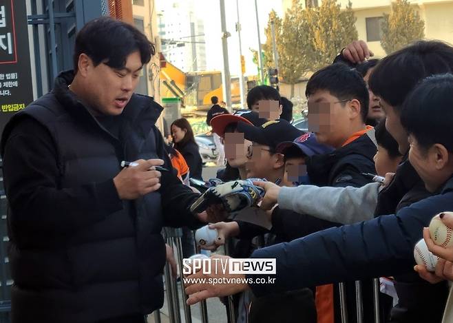 ▲ 한화 이글스 류현진이 꼬마팬들에게 사인을 해주고 있다. ⓒ 대전, 김민경 기자