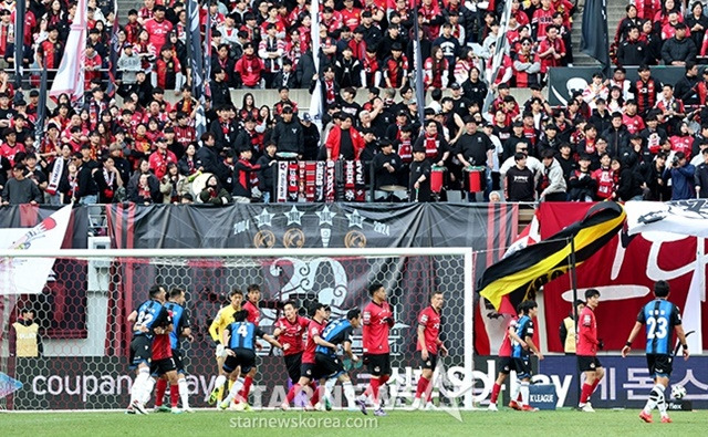 린가드 홈개막전으로 축구팬들의 관심이 폭증하고 있는 '하나은행 K리그1 2024' FC서울-인천유나이티드 경기가 10일 오후 서울월드컵경기장에서 열렸다. FC서울 린가드가 공격을 시도하고 있다. /상암=김진경 기자