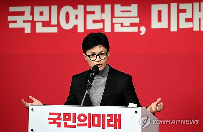 주먹 불끈 (서울=연합뉴스) 신준희 기자 = 국민의힘 한동훈 비상대책위원장이 23일 여의도 당사에서 열린 비례대표 위성정당 '국민의미래' 중앙당 창당대회에서 축사를 하고 있다. 2024.2.23 [공동취재] hama@yna.co.kr