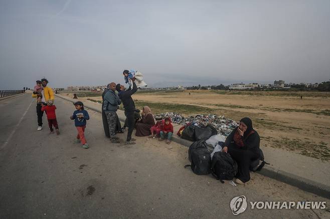 피란길에 오른 가자지구 주민 지난달 26일(현지시간) 팔레스타인 가지지구 북부에서 피란민들이 대피하기 위해 길을 따라 남쪽으로 걷고 있다. 2024.3.10
[EPA 연합뉴스 자료사진. 재판매 및 DB 금지]