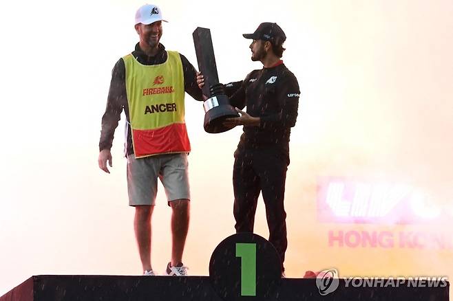 캐디와 우승 자축하는 아브라암 안세르(오른쪽) [AFP=연합뉴스]