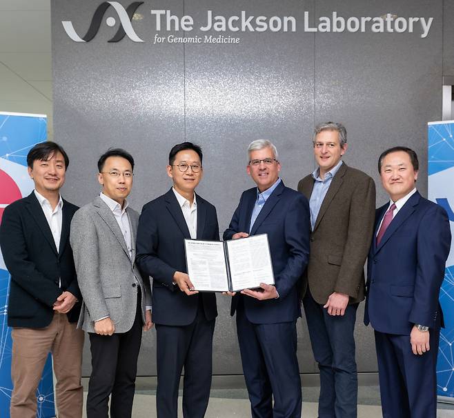 LG AI연구원과 잭슨랩(The Jackson Laboratory)이 질병을 예측하고 신약과 치료제 개발에 활용할 AI 공동 연구개발에 나서기로 했다 . (왼쪽부터) 박용민 LG AI연구원 헬스케어 사업 담당, 이화영 LG AI연구원 사업개발 유닛장, 배경훈 LG AI연구원 원장, 론 카돈 잭슨랩 CEO, 폴 플리첵 잭슨랩 CDO, 찰스 리 잭슨랩 유전체 의학 연구소장./사진=LG