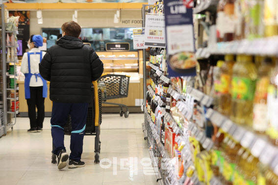 한 시민이 서울 시내 한 대형마트에서 장을 보고 있다.(사진=연합뉴스)