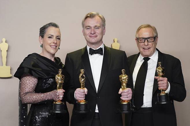영화 ‘오펜하이머’의 크리스토퍼 놀란 감독(가운데)이 오스카 트로피를 들고 환히 미소짓고 있다. (사진=AP/뉴시스)