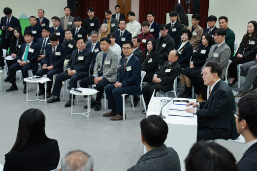 윤석열 대통령이 11일 강원특별자치도 춘천 강원도청 별관에서 ‘민생을 행복하게, 강원의 힘!’을 주제로 열린 열아홉 번째 ‘국민과 함께하는 민생토론회’에서 발언하고 있다. (사진=연합뉴스)