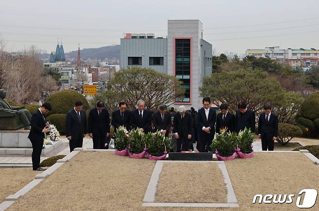 유한양행 관계자들이 제53주기 유일한 박사 추모식에 참석하고 있다.(유한양행 제공)/뉴스1 ⓒ News1