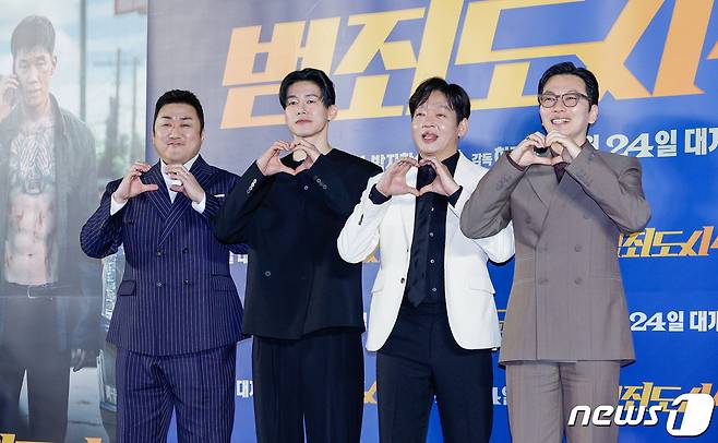 배우 마동석(왼쪽부터), 김무열, 박지환, 이동휘가 11일 서울 성동구 메가박스 성수에서 열린 영화 범죄도시4 제작보고회에 참석해 포토타임을 갖고 있다. 2024.3.11/뉴스1 ⓒ News1 안은나 기자