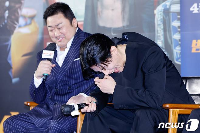 배우 마동석(왼쪽)과 김무열이 11일 서울 성동구 메가박스 성수에서 열린 영화 범죄도시4 제작보고회에 참석해 질문에 답변하던 중 웃고 있다. 2024.3.11/뉴스1 ⓒ News1 안은나 기자
