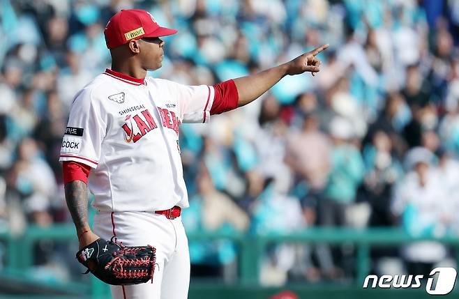 22일 오후 인천 미추홀구 문학동 SSG랜더스필드에서 열린 프로야구 '2023 신한은행 SOL KBO 포스트시즌' 준플레이오프 1차전 NC 다이노스와 SSG 랜더스의 경기 SSG 선발투수 엘리아스가 수비 위치를 조정하고 있다. 2023.10.22/뉴스1 ⓒ News1 이동해 기자