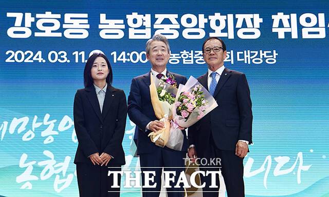 강호동 농협중앙회장(가운데)이 11일 오후 서울 중구 농협중앙회 본관 대강당에서 열린 취임식에 참석해 직원들과 기념촬영을 하고 있다. /이동률 기자