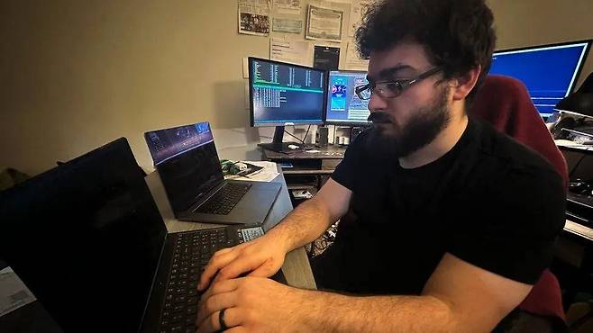 콜튼은 많은 어려움에도 불구하고 그의 앱 스토어를 출시하기로 결심했다