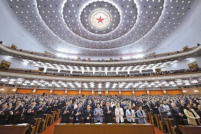 10일 중국 베이징 인민대회당에서 국정 자문회의 격인 전국인민정치협상회의(정협) 폐회식이 열리고 있다. 11일에는 국회 격인 전국인민대표대회(전인대)도 폐막, 지난 4일 시작된 중국 최대 연례 정치 행사 양회(兩會·전인대와 정협)가 총 8일간의 일정을 마무리한다. /신화 연합뉴스