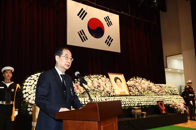 한덕수 국무총리가 11일 오전 서울 동작구 국립서울현충원 현충관에서 엄수된 김영삼 전 대통령의 부인 고 손명순 여사의 영결식에서 조사를 하고 있다. /뉴스1